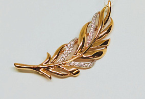 Золотая брошь с фианитами