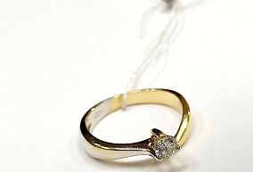 Золотое кольцо с бриллианом 17,0 р-р