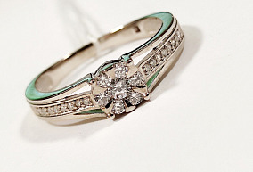 Золотое кольцо с бриллантами 16,5р