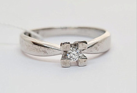 Золотое кольцо с бриллантом 17 размер