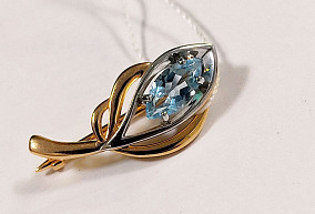 золотая брошь с топазом