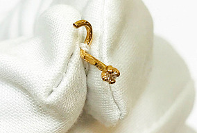 Золотой пирсинг с бриллиантом