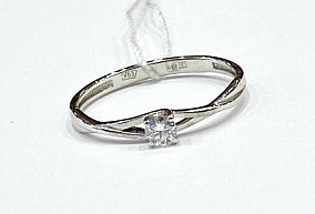 3олотое кольцо с бриллиантом 16, р-р