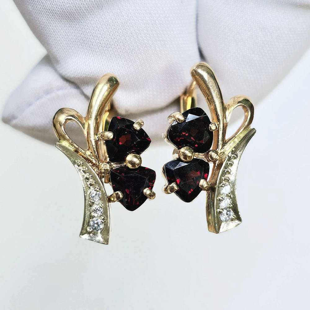 Золотрые серьги с гранатом и фианитами  Золотрые серьги с гранатом и фианитами