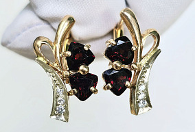 Золотрые серьги с гранатом и фианитами  Золотрые серьги с гранатом и фианитами