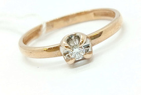 Золоое кольцо с бриллиантом 15,5 р-р