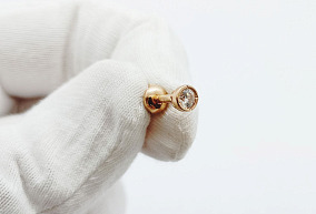 Золотая серьга с фианитом 