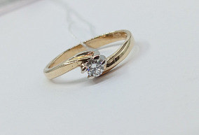 Золотое кольцо с бриллиантом р-р 17