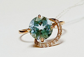 Золоте кольцо с топазом и фианитами 19 р-р