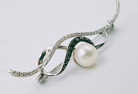 Золотая брошь с бриллиантами и культивированным жемчугом