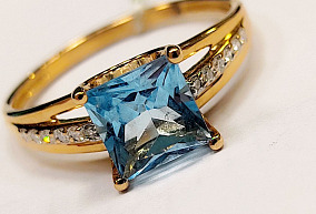 Золотое кольо с топазом и бриллиантами 16,5 р