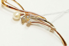 Золотая брошь с жемчугом .