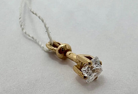 Золотая серьга с фианитом
