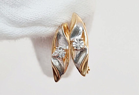 Золотая серьга с природным камнем