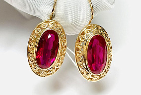 Золотые серьги с корундом