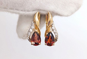 Золотые серьги с гранатом и бриллиантами