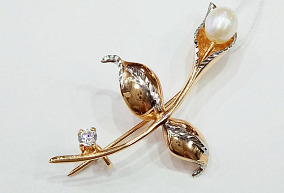 Золотая брошь с жемчугом