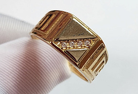 Золотая печатка с фианитами 18,5 р-р