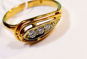 золотое кольцо с бриллиантам 16,5 р