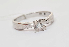 Золотое кольцо с бриллантом 17 размер