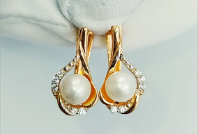 Золотые серьги с жемчугом и фианитами