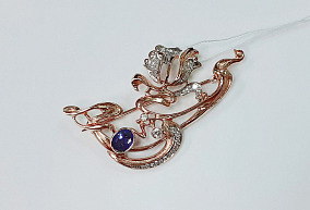 Золотая брошь с бриллиантами и сапфиром