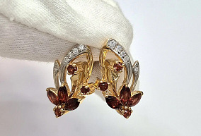 Золотые серьги с гранатами и фианитами