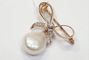 Золотая брошь с бриллиантами и жемчугом