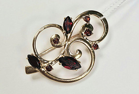 Золотая брошь с гранатами