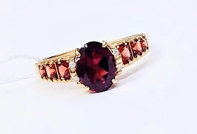Золотое кольцо с гранатом и фианитами