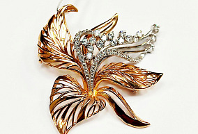 Золотая брошь с фианитами