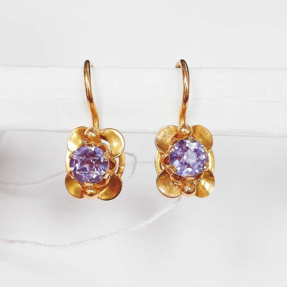 Золотые серьги с синтетическим корундом Золотые серьги с синтетическим корундом