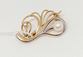 Золотая брошь с жемчугом культивированным и фианитом