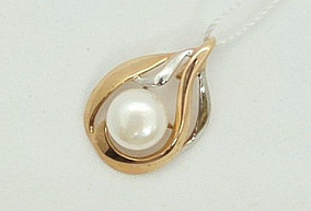 Золотая  подвеска с жемчугом культвированным