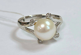 Золоое кольцо с жемчугом и бриллиантами