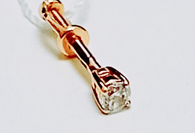 Золотая серьга с фианитом