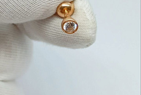 Золотая серьга с фианитом 