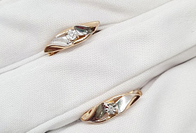 Золотая серьга с природным камнем