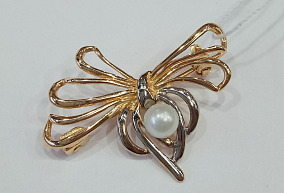 Золотая брошь с жемчугом 