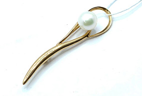 Золотая брошь с жемчугом