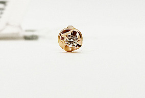 Золотая серьга с бриллиантом